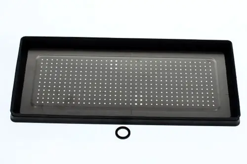 Schwarze Dichtung mit einer perforierten Ablage. Die Konstruktion zeigt eine gitterartige Struktur. Neben der Dichtung ist ein O-Ring sichtbar. Geeignet für Bosch-Geräte.